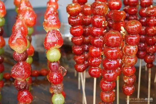 武汉一景区现“樱花冰糖葫芦”