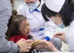 护士抽血找不到血管连续扎针