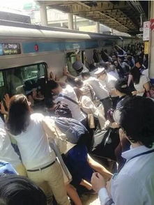 曾双膝跪地救人的地铁员工又救人了 曾双膝跪地救人的地铁员工又救人了