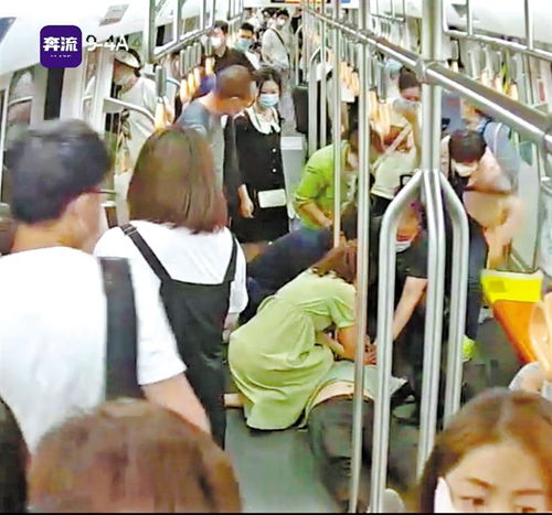 曾双膝跪地救人的地铁员工又救人了 曾双膝跪地救人的地铁员工又救人了