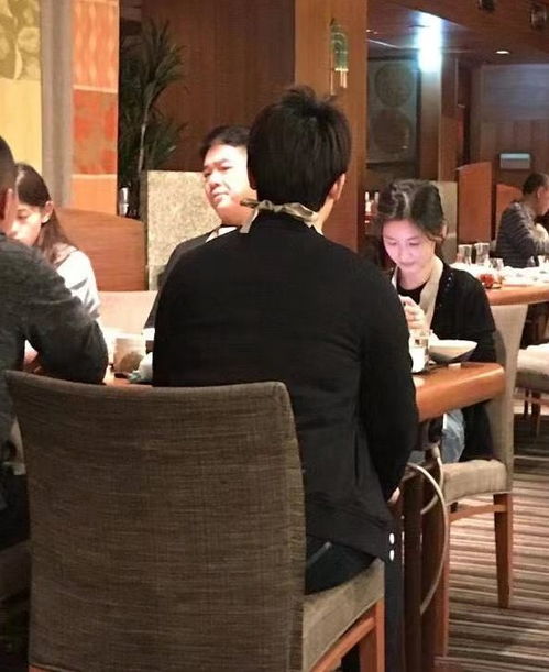 刘强东母亲现身京东食堂煮饺子 刘强东母亲现身京东食堂煮饺子