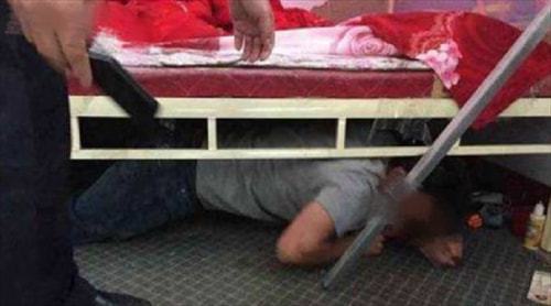 男子裸露下体偷进房间藏在女生床下