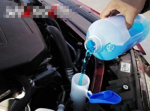 汽车一下加多少玻璃水(汽车玻璃水的正确添加量,了解并操作) 汽车一下加多少玻璃水(汽车玻璃水的正确添加量,了解并操作)