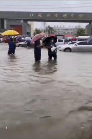 中考赶上暴雨 湖南一学生游泳赶考(中考遇暴雨,湖南一学生游泳赶考,挑战与勇气的交织) 中考赶上暴雨 湖南一学生游泳赶考(中考遇暴雨,湖南一学生游泳赶考,挑战与勇气的交织)