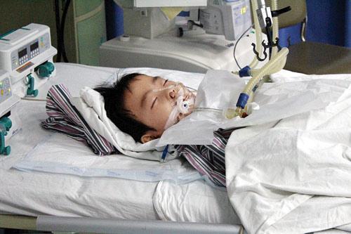 8岁男孩突发暴发性心肌炎 医护抢救 8岁男孩突发暴发性心肌炎 医护抢救