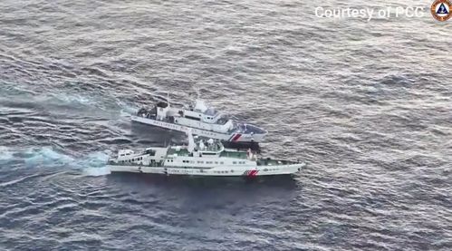 中国海警水炮喷射驱离菲侵权船只